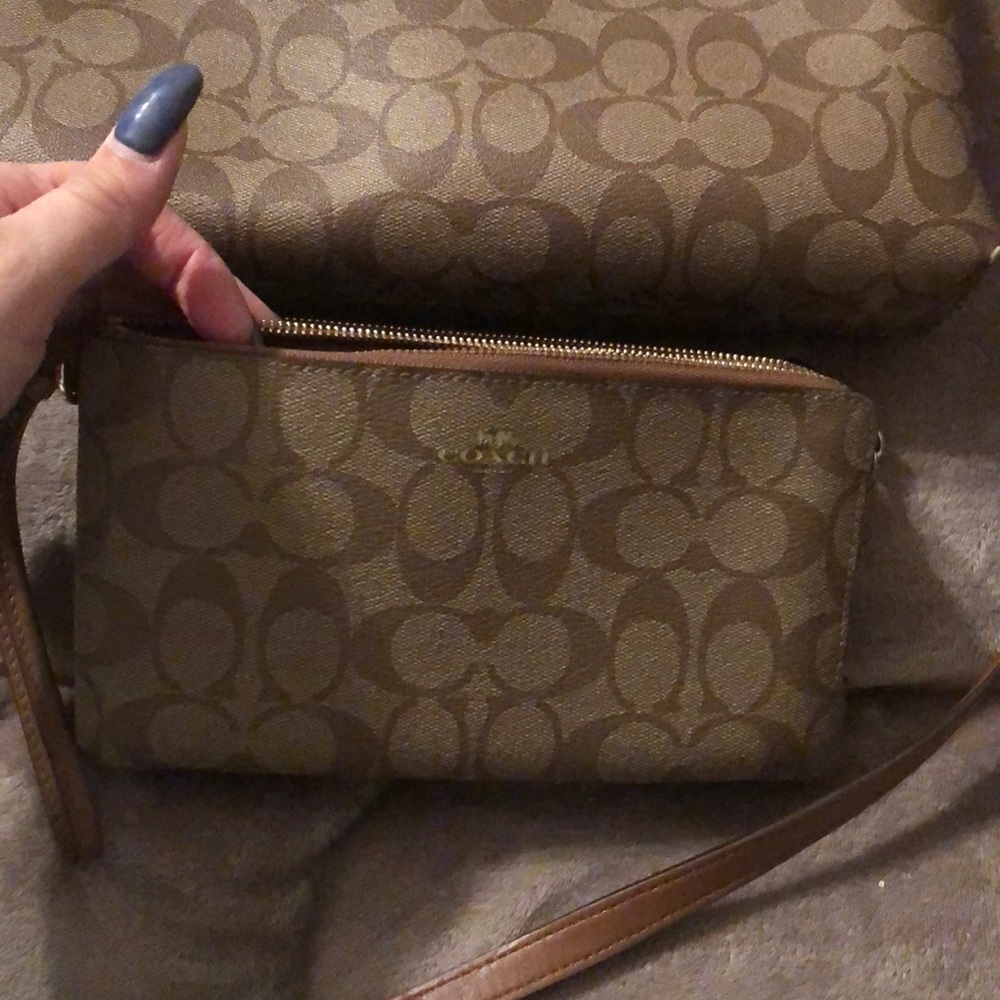 A cross body bag from coach with a wristlet. - Picture 3 of 4